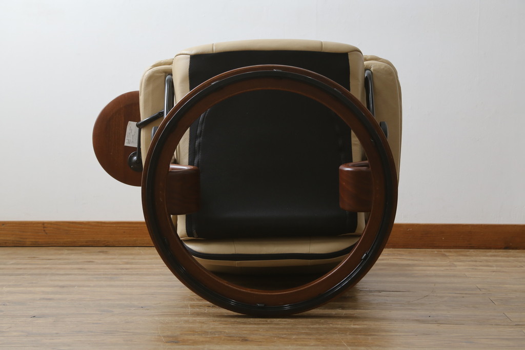中古　EKORNES(エコーネス)　本革(レザー)　メイフェア(Mayfair)　スイングテーブル付き　ストレスレスチェア(M)オットマン付き(リクライニングチェア、アームチェア、フットスツール、椅子、北欧)(R-078737)