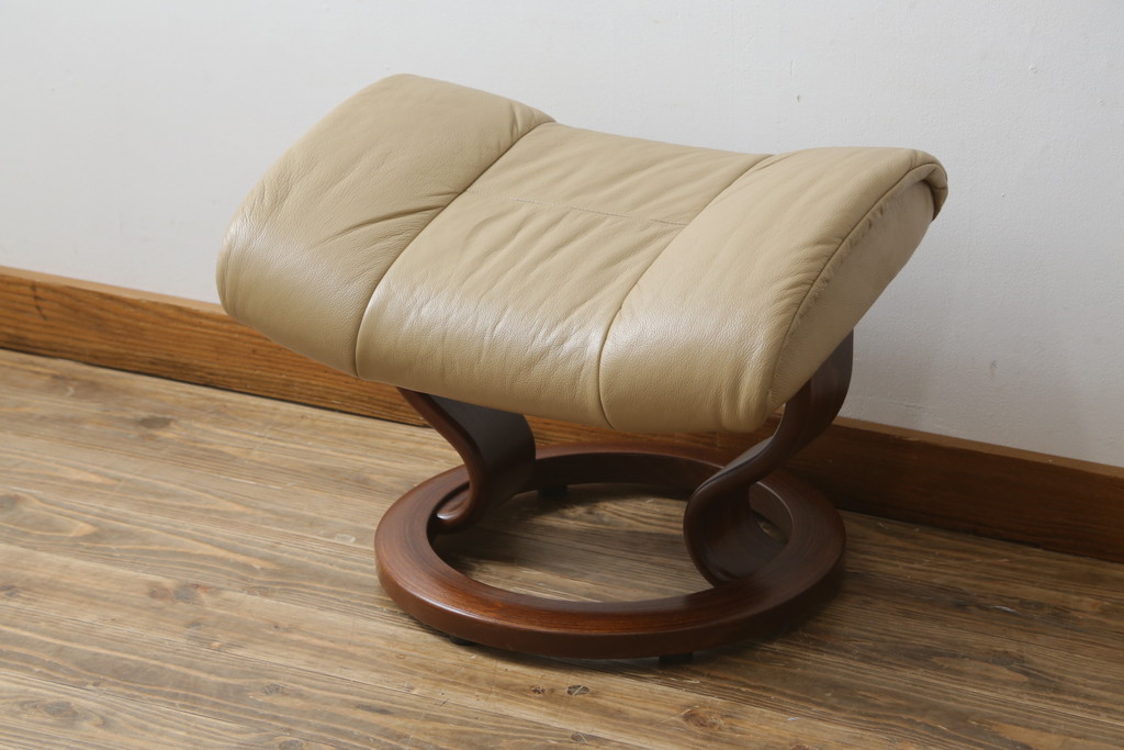 中古　EKORNES(エコーネス)　本革(レザー)　メイフェア(Mayfair)　スイングテーブル付き　ストレスレスチェア(M)オットマン付き(リクライニングチェア、アームチェア、フットスツール、椅子、北欧)(R-078737)