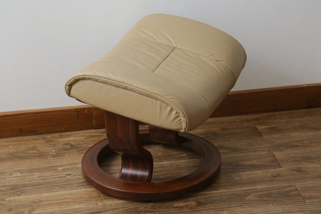 中古　EKORNES(エコーネス)　本革(レザー)　メイフェア(Mayfair)　スイングテーブル付き　ストレスレスチェア(M)オットマン付き(リクライニングチェア、アームチェア、フットスツール、椅子、北欧)(R-078737)