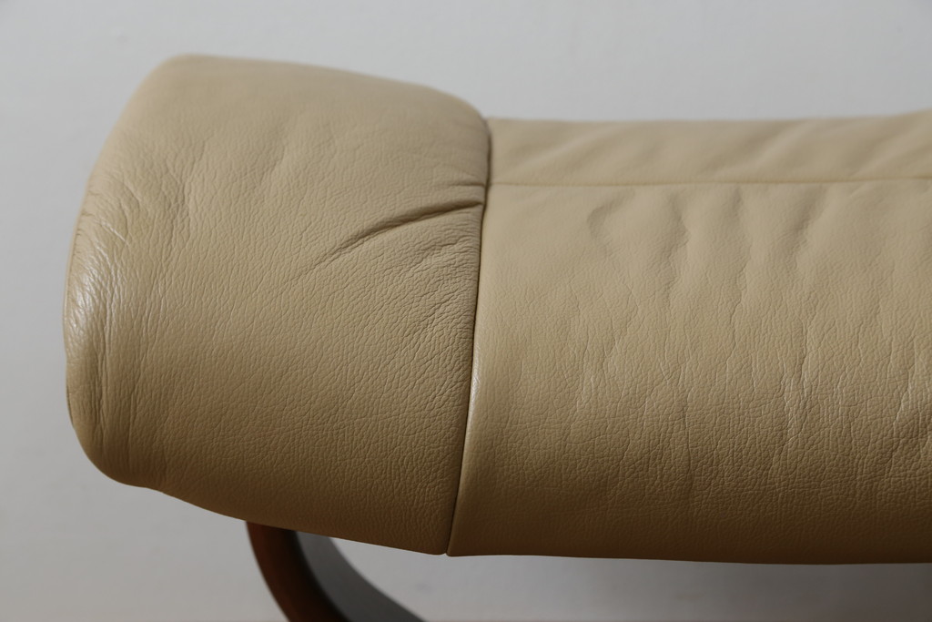 中古　EKORNES(エコーネス)　本革(レザー)　メイフェア(Mayfair)　スイングテーブル付き　ストレスレスチェア(M)オットマン付き(リクライニングチェア、アームチェア、フットスツール、椅子、北欧)(R-078737)