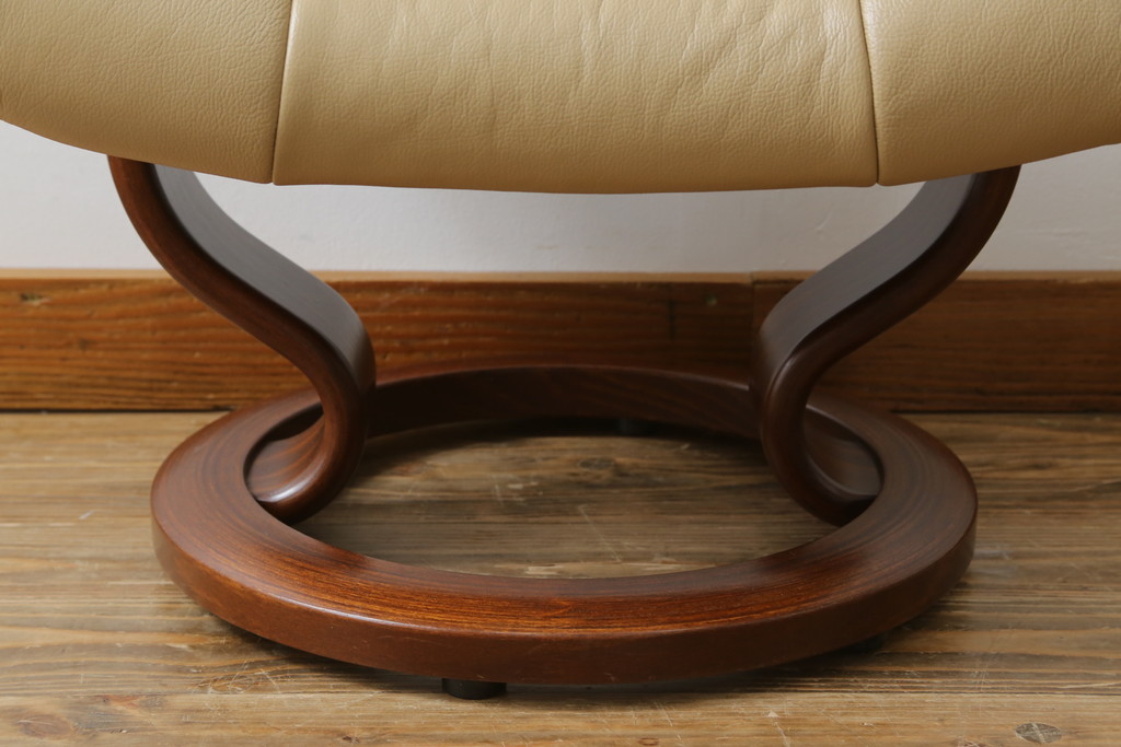 中古　EKORNES(エコーネス)　本革(レザー)　メイフェア(Mayfair)　スイングテーブル付き　ストレスレスチェア(M)オットマン付き(リクライニングチェア、アームチェア、フットスツール、椅子、北欧)(R-078737)