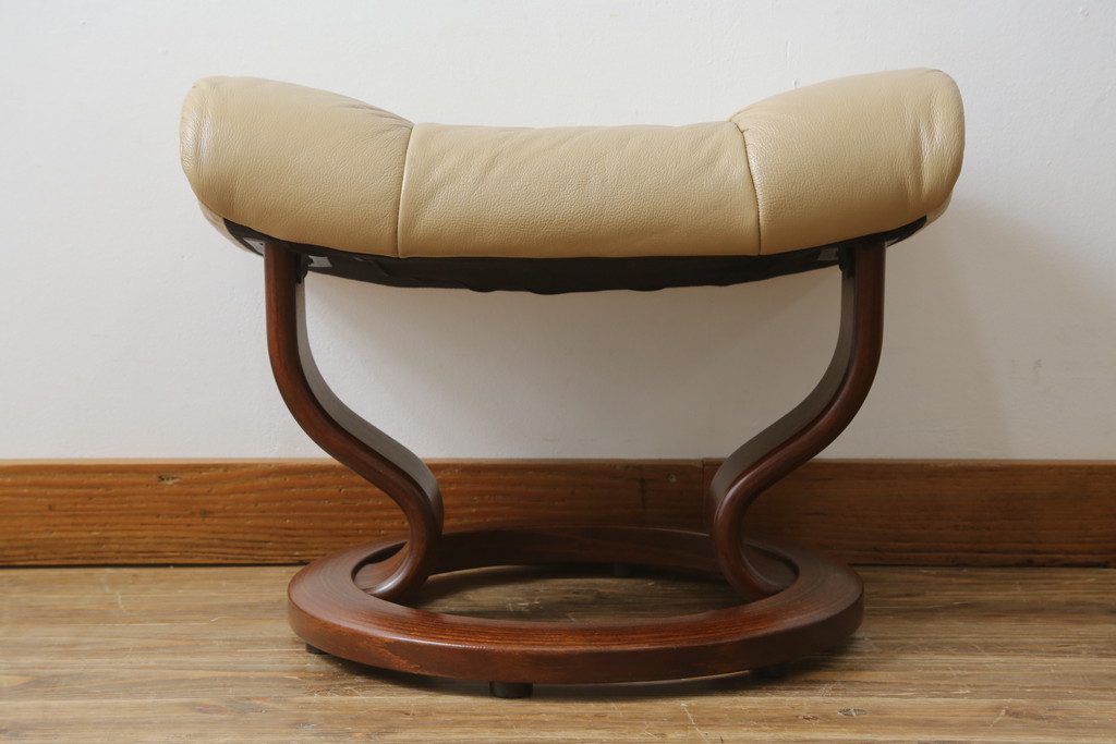 中古　EKORNES(エコーネス)　本革(レザー)　メイフェア(Mayfair)　スイングテーブル付き　ストレスレスチェア(M)オットマン付き(リクライニングチェア、アームチェア、フットスツール、椅子、北欧)(R-078737)