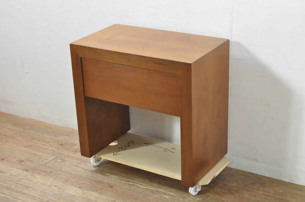 中古　高級品!!　スペイン　バロッサバレンティ(VARO,S.A. VALENTI)　ナチュラルモダンな佇まいのサイドテーブル(ナイトテーブル、エンドテーブル、花台、電話台、飾り台、サイドチェスト)(R-078111)
