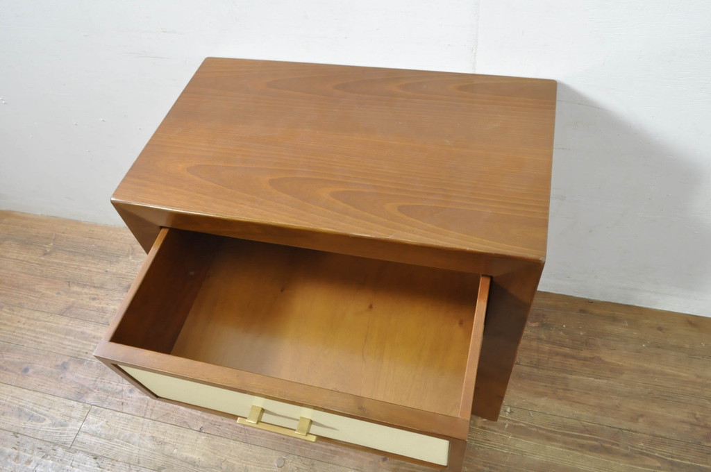 中古　高級品!!　スペイン　バロッサバレンティ(VARO,S.A. VALENTI)　ナチュラルモダンな佇まいのサイドテーブル(ナイトテーブル、エンドテーブル、花台、電話台、飾り台、サイドチェスト)(R-078112)