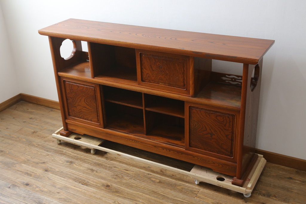 中古　美品!!　高級指物工芸家具　総欅(ケヤキ)材　漆塗り　重厚な佇まいが魅力の飾り棚(茶棚、収納棚、戸棚、サイドボード)(R-079794)