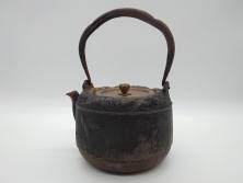 古い 龍文堂 鉄瓶(取手銀象嵌、カラス図、茶道具)(R-052578 