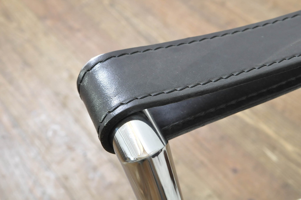 中古　Cassina(カッシーナ)　ル・コルビュジエ(Le Corbusier)　ピエール・ジャンヌレ(Pierre Jeanneret) シャルロット・ペリアン(Charlotte Perriand)　LC1　個性が光る!ワンランク上の空間づくりにおすすめなスリングチェア(バスキュランチェア、アームチェア、椅子、イス)(定価605,000円)(R-078095)