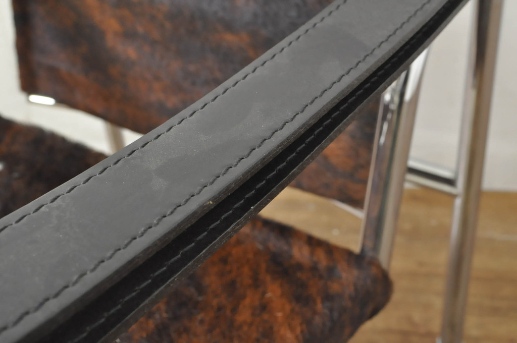 中古　Cassina(カッシーナ)　ル・コルビュジエ(Le Corbusier)　ピエール・ジャンヌレ(Pierre Jeanneret) シャルロット・ペリアン(Charlotte Perriand)　LC1　個性が光る!ワンランク上の空間づくりにおすすめなスリングチェア(バスキュランチェア、アームチェア、椅子、イス)(定価605,000円)(R-078095)