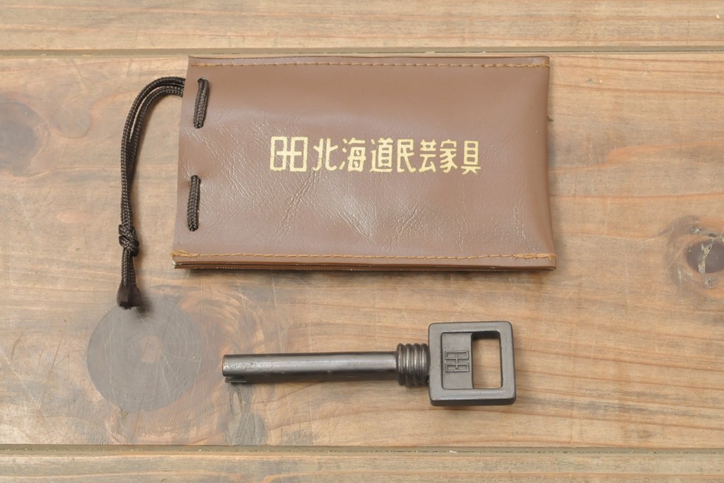 中古　北海道民芸家具　天板リメイク　直線的な佇まいがシックな印象のチェスト(テレビボード、テレビ台、リビングボード、引き出し)(R-057046)