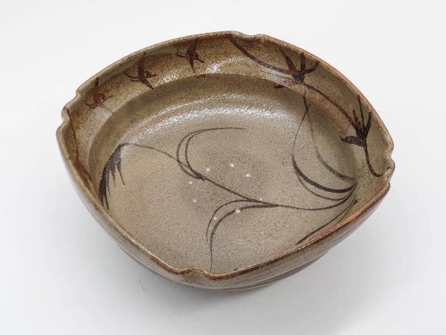 中里重利　絵唐津　約22cm　7.3寸　優美なフォルムが目を引く鉢(唐津焼、鳥、植物、深皿、和皿、中皿、変形皿、和食器、裏印、共箱付き、七寸三分)(R-079817)
