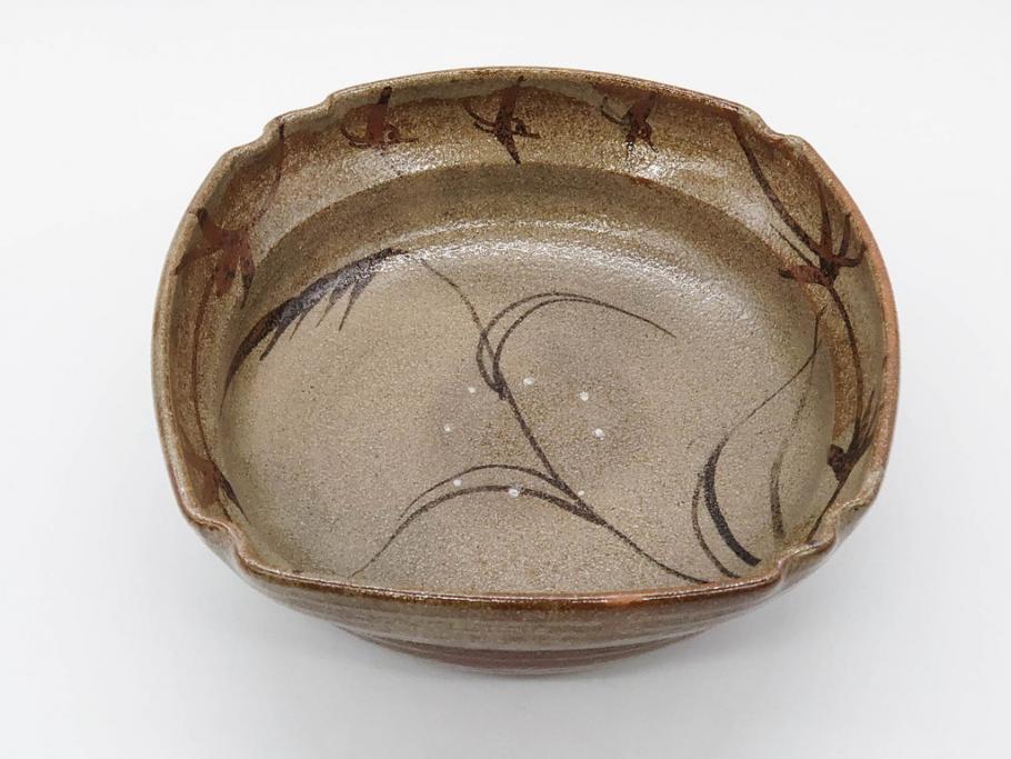 中里重利　絵唐津　約22cm　7.3寸　優美なフォルムが目を引く鉢(唐津焼、鳥、植物、深皿、和皿、中皿、変形皿、和食器、裏印、共箱付き、七寸三分)(R-079817)