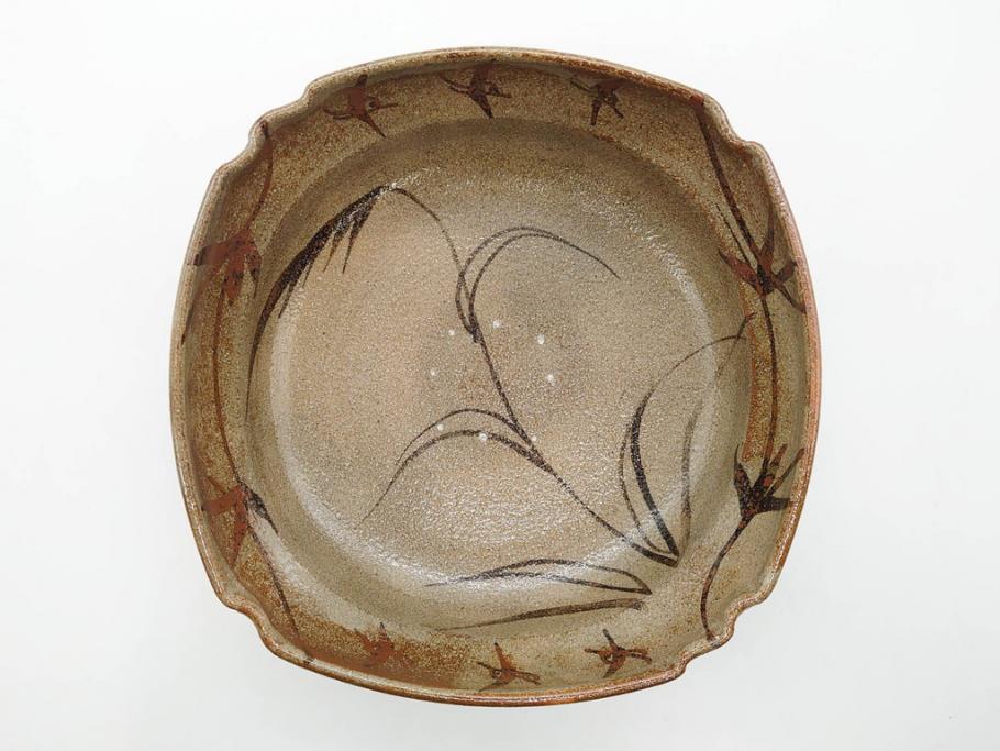 中里重利　絵唐津　約22cm　7.3寸　優美なフォルムが目を引く鉢(唐津焼、鳥、植物、深皿、和皿、中皿、変形皿、和食器、裏印、共箱付き、七寸三分)(R-079817)