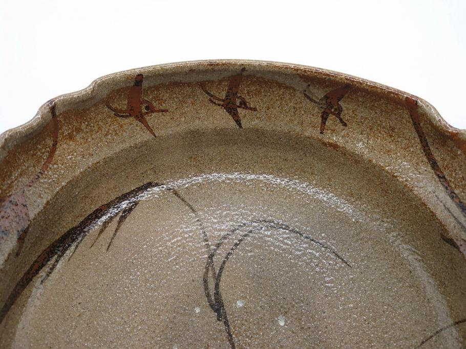 中里重利　絵唐津　約22cm　7.3寸　優美なフォルムが目を引く鉢(唐津焼、鳥、植物、深皿、和皿、中皿、変形皿、和食器、裏印、共箱付き、七寸三分)(R-079817)