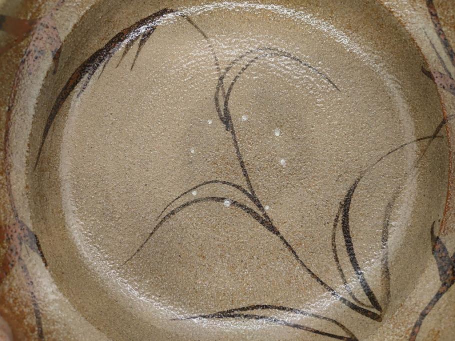 中里重利　絵唐津　約22cm　7.3寸　優美なフォルムが目を引く鉢(唐津焼、鳥、植物、深皿、和皿、中皿、変形皿、和食器、裏印、共箱付き、七寸三分)(R-079817)
