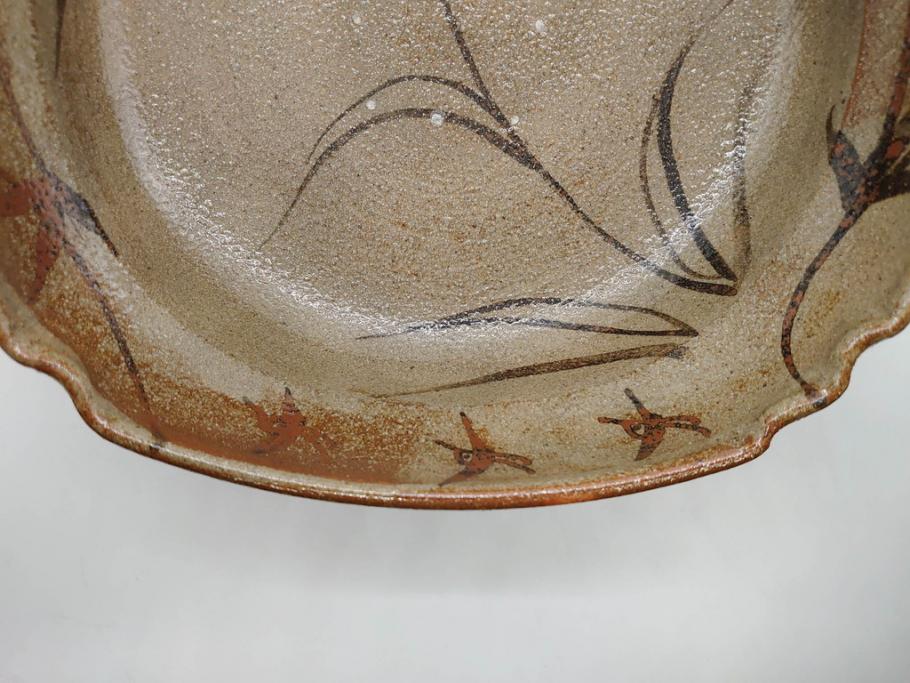 中里重利　絵唐津　約22cm　7.3寸　優美なフォルムが目を引く鉢(唐津焼、鳥、植物、深皿、和皿、中皿、変形皿、和食器、裏印、共箱付き、七寸三分)(R-079817)