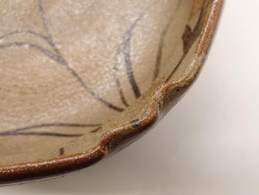 中里重利　絵唐津　約22cm　7.3寸　優美なフォルムが目を引く鉢(唐津焼、鳥、植物、深皿、和皿、中皿、変形皿、和食器、裏印、共箱付き、七寸三分)(R-079817)