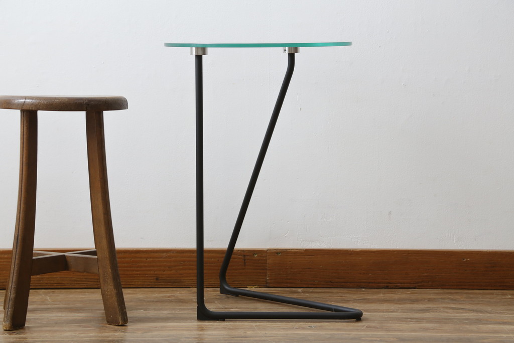 中古　美品　希少モデル!!　フランス　Ligne Roset(リーン・ロゼ)　ANGIE ANAKIS (アンジー・アナキス)デザイン　Rythme(リズム)　個性光るモダンデザインがおしゃれなサイドテーブル(ガラステーブル、カフェテーブル、コーヒーテーブル、丸テーブル、ラウンドテーブル、花台、飾り台)(R-079777)