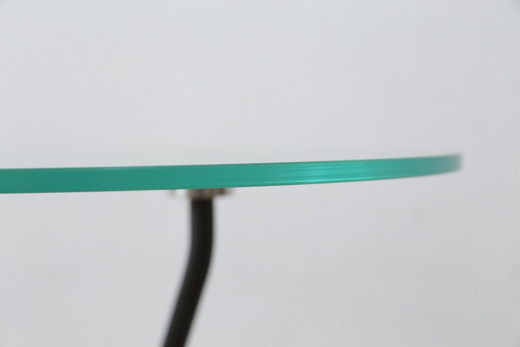 中古　美品　希少モデル!!　フランス　Ligne Roset(リーン・ロゼ)　ANGIE ANAKIS (アンジー・アナキス)デザイン　Rythme(リズム)　個性光るモダンデザインがおしゃれなサイドテーブル(ガラステーブル、カフェテーブル、コーヒーテーブル、丸テーブル、ラウンドテーブル、花台、飾り台)(R-079777)