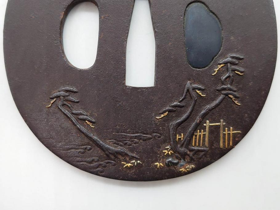 時代武具　鉄地　丸形　雲隠れ月に鳥と松の図　味わい深い鍔(金彩、風景、彫刻、刀装具、ケース付き)(R-079841)　