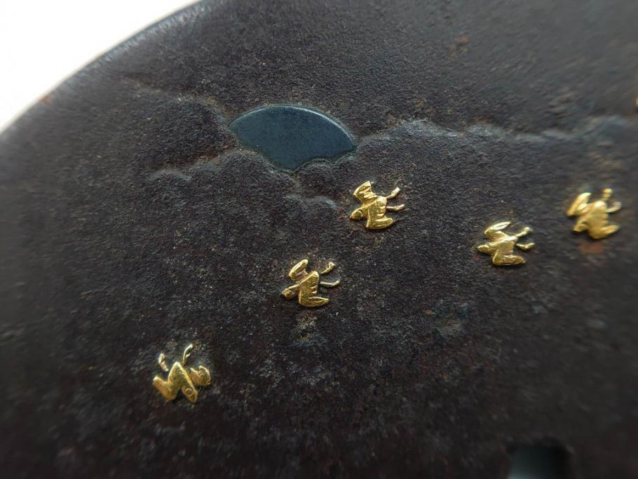 時代武具　鉄地　丸形　雲隠れ月に鳥と松の図　味わい深い鍔(金彩、風景、彫刻、刀装具、ケース付き)(R-079841)　