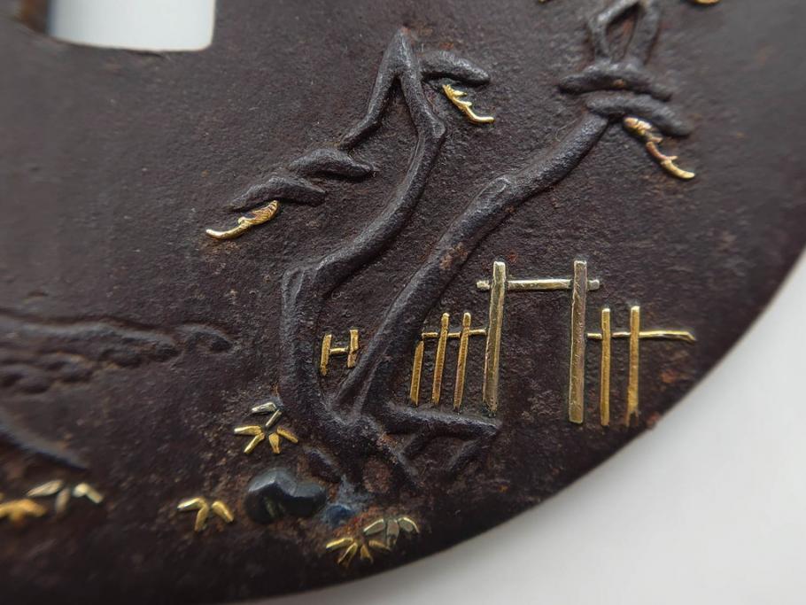 時代武具　鉄地　丸形　雲隠れ月に鳥と松の図　味わい深い鍔(金彩、風景、彫刻、刀装具、ケース付き)(R-079841)　
