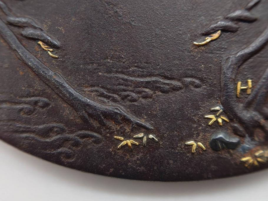 時代武具　鉄地　丸形　雲隠れ月に鳥と松の図　味わい深い鍔(金彩、風景、彫刻、刀装具、ケース付き)(R-079841)　