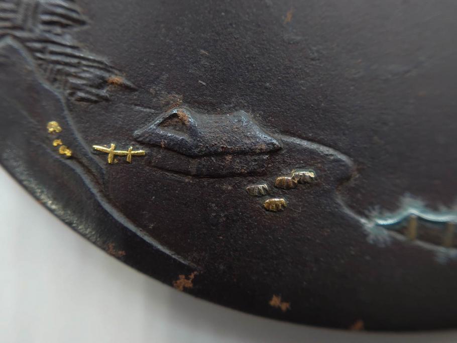 時代武具　鉄地　丸形　雲隠れ月に鳥と松の図　味わい深い鍔(金彩、風景、彫刻、刀装具、ケース付き)(R-079841)　