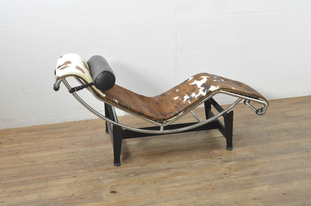 中古　美品!!　イタリア　Cassina(カッシーナ)　Le Corbusier(ル・コルビュジエ)　LC4　スタイリッシュで洗練された大人の空間を演出するシェーズロング(寝椅子、カウチ)(定価約106万7千円)(R-078130)