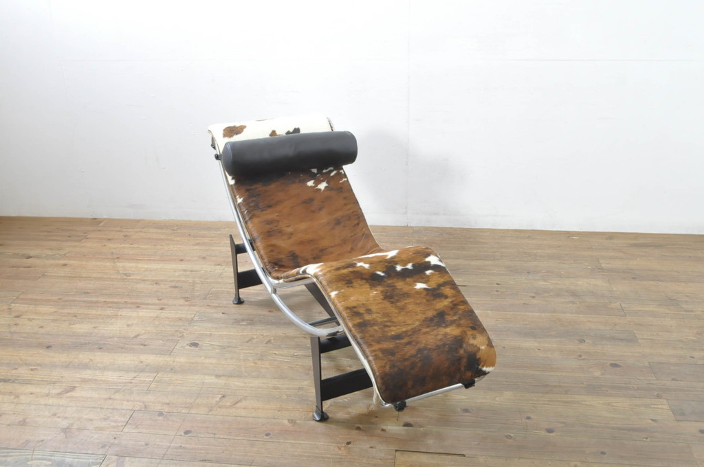 中古　美品!!　イタリア　Cassina(カッシーナ)　Le Corbusier(ル・コルビュジエ)　LC4　スタイリッシュで洗練された大人の空間を演出するシェーズロング(寝椅子、カウチ)(定価約106万7千円)(R-078130)