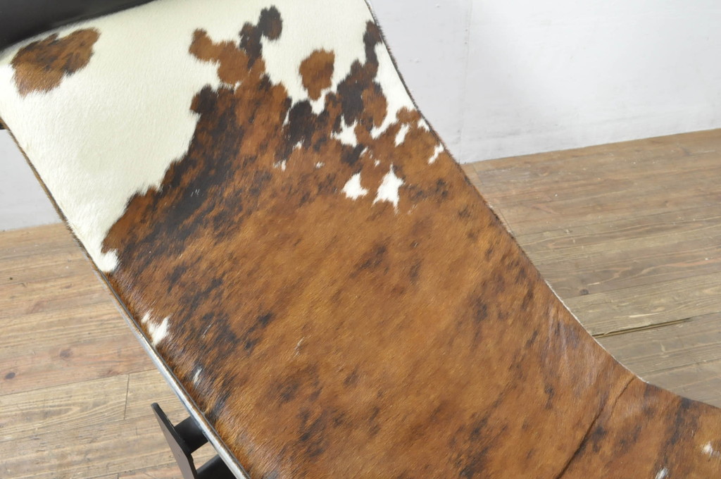 中古　美品!!　イタリア　Cassina(カッシーナ)　Le Corbusier(ル・コルビュジエ)　LC4　スタイリッシュで洗練された大人の空間を演出するシェーズロング(寝椅子、カウチ)(定価約106万7千円)(R-078130)