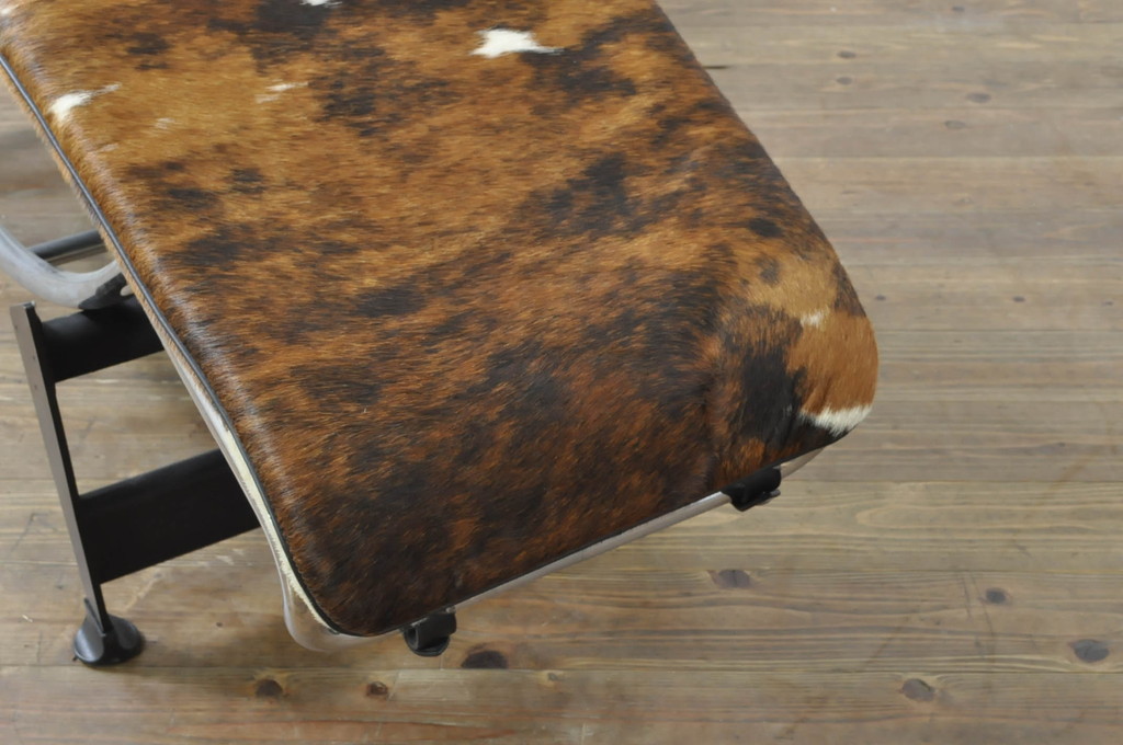 中古　美品!!　イタリア　Cassina(カッシーナ)　Le Corbusier(ル・コルビュジエ)　LC4　スタイリッシュで洗練された大人の空間を演出するシェーズロング(寝椅子、カウチ)(定価約106万7千円)(R-078130)