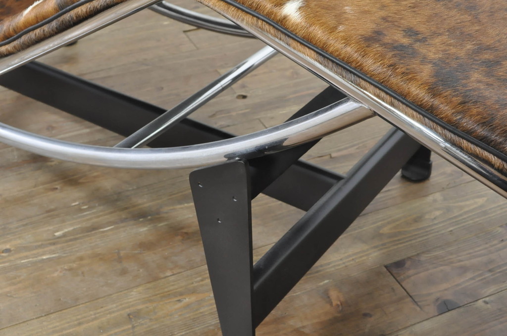 中古　美品!!　イタリア　Cassina(カッシーナ)　Le Corbusier(ル・コルビュジエ)　LC4　スタイリッシュで洗練された大人の空間を演出するシェーズロング(寝椅子、カウチ)(定価約106万7千円)(R-078130)