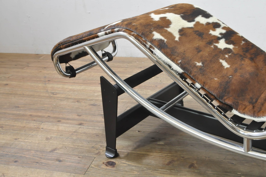 中古　美品!!　イタリア　Cassina(カッシーナ)　Le Corbusier(ル・コルビュジエ)　LC4　スタイリッシュで洗練された大人の空間を演出するシェーズロング(寝椅子、カウチ)(定価約106万7千円)(R-078130)