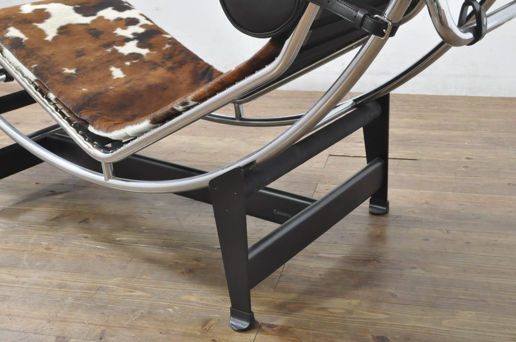 中古　美品!!　イタリア　Cassina(カッシーナ)　Le Corbusier(ル・コルビュジエ)　LC4　スタイリッシュで洗練された大人の空間を演出するシェーズロング(寝椅子、カウチ)(定価約106万7千円)(R-078130)