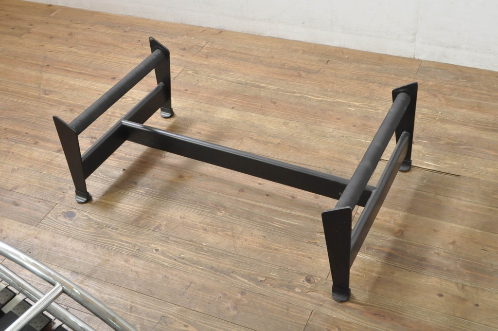 中古　美品!!　イタリア　Cassina(カッシーナ)　Le Corbusier(ル・コルビュジエ)　LC4　スタイリッシュで洗練された大人の空間を演出するシェーズロング(寝椅子、カウチ)(定価約106万7千円)(R-078130)