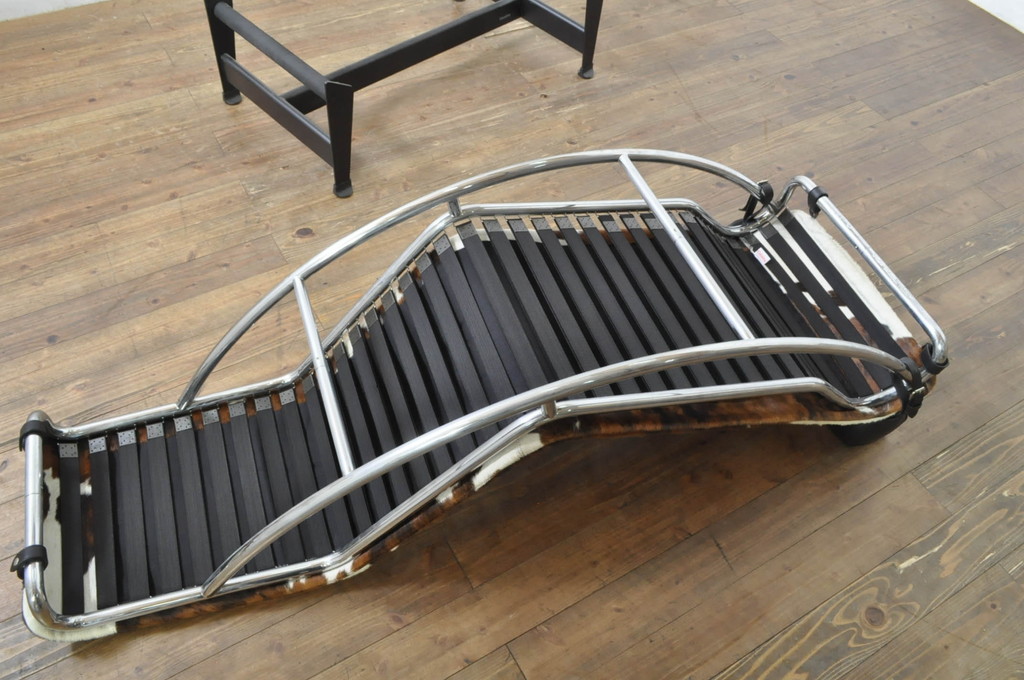 中古　美品!!　イタリア　Cassina(カッシーナ)　Le Corbusier(ル・コルビュジエ)　LC4　スタイリッシュで洗練された大人の空間を演出するシェーズロング(寝椅子、カウチ)(定価約106万7千円)(R-078130)