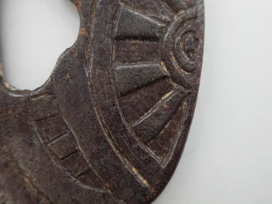 時代武具　鉄地　木瓜形　蟷螂の斧　独創的なデザインに惹かれる大鍔(カマキリ、車輪、彫刻、刀装具、ケース付き)(R-079844)