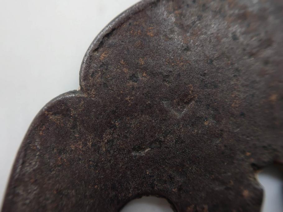 時代武具　鉄地　木瓜形　蟷螂の斧　独創的なデザインに惹かれる大鍔(カマキリ、車輪、彫刻、刀装具、ケース付き)(R-079844)