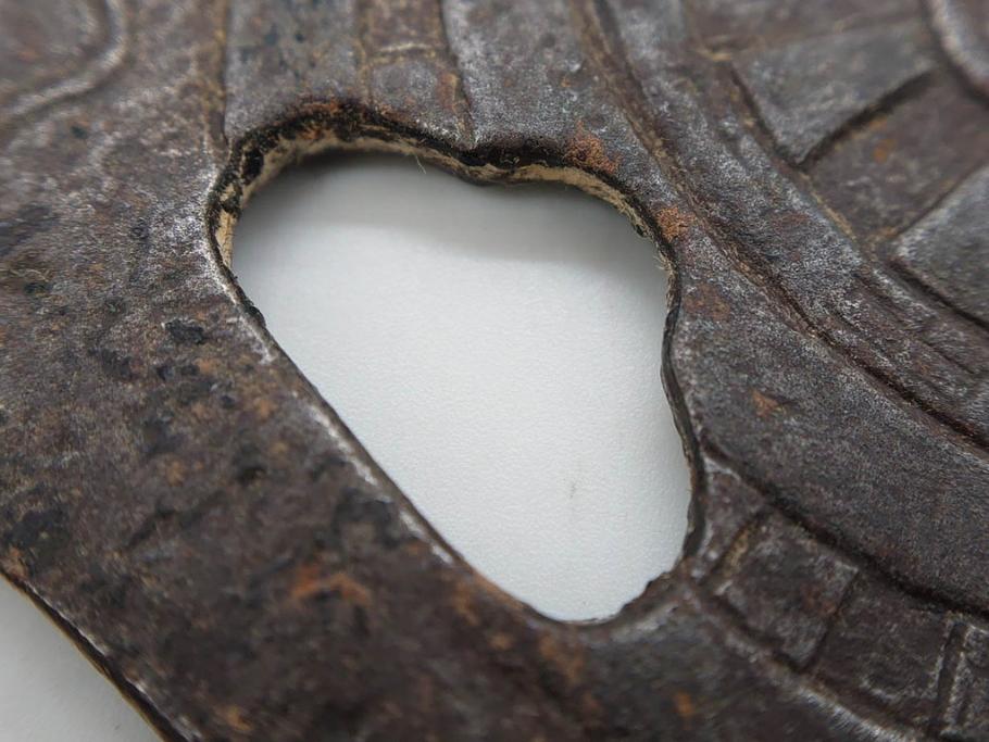 時代武具　鉄地　木瓜形　蟷螂の斧　独創的なデザインに惹かれる大鍔(カマキリ、車輪、彫刻、刀装具、ケース付き)(R-079844)