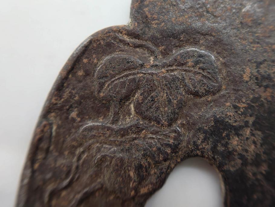 時代武具　鉄地　木瓜形　蟷螂の斧　独創的なデザインに惹かれる大鍔(カマキリ、車輪、彫刻、刀装具、ケース付き)(R-079844)