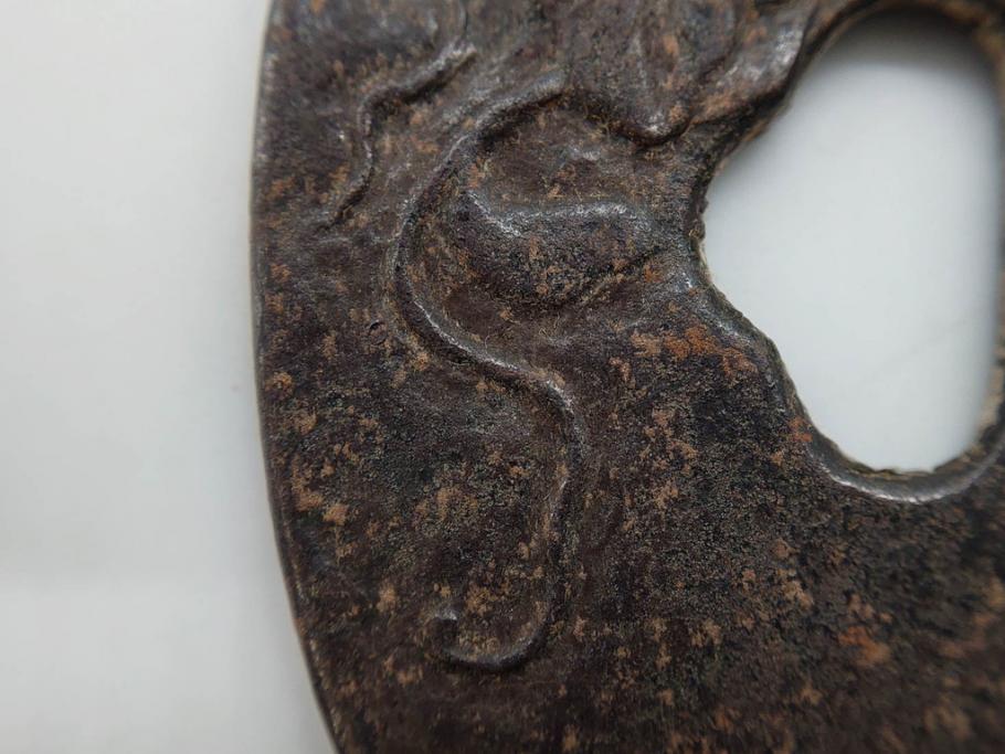 時代武具　鉄地　木瓜形　蟷螂の斧　独創的なデザインに惹かれる大鍔(カマキリ、車輪、彫刻、刀装具、ケース付き)(R-079844)