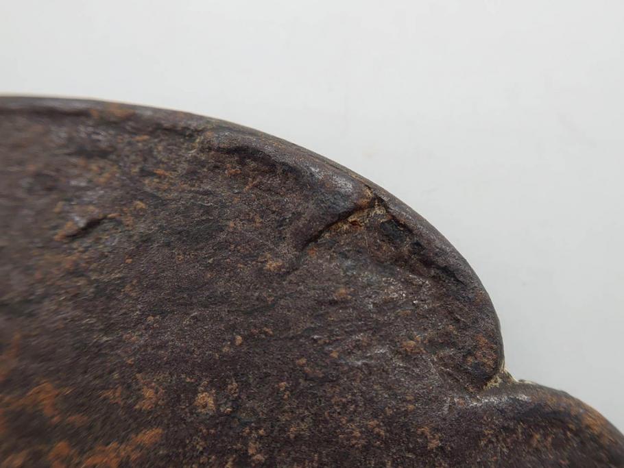 時代武具　鉄地　木瓜形　蟷螂の斧　独創的なデザインに惹かれる大鍔(カマキリ、車輪、彫刻、刀装具、ケース付き)(R-079844)