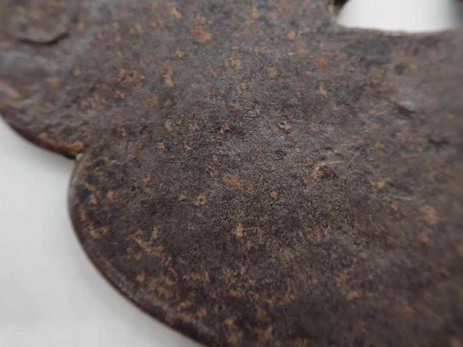 時代武具　鉄地　木瓜形　蟷螂の斧　独創的なデザインに惹かれる大鍔(カマキリ、車輪、彫刻、刀装具、ケース付き)(R-079844)