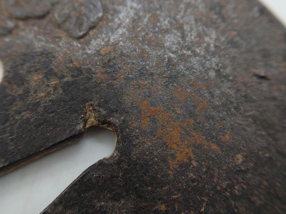 時代武具　鉄地　木瓜形　蟷螂の斧　独創的なデザインに惹かれる大鍔(カマキリ、車輪、彫刻、刀装具、ケース付き)(R-079844)