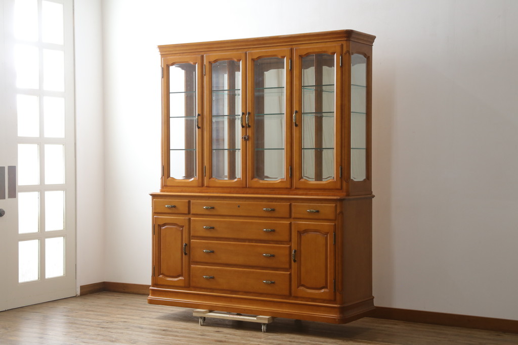 中古　美品!!　横浜クラシック家具　ダニエル(Daniel)　エトランジェ(Etranger)　E-207サイドボード　E-112横長整理箪笥　上品な佇まいの三面ガラスキャビネット(キュリオケース、ショーケース、ディスプレイケース、コレクションケース、食器棚、カップボード、飾り棚、戸棚、収納棚)(定価約185万円)(R-079782)