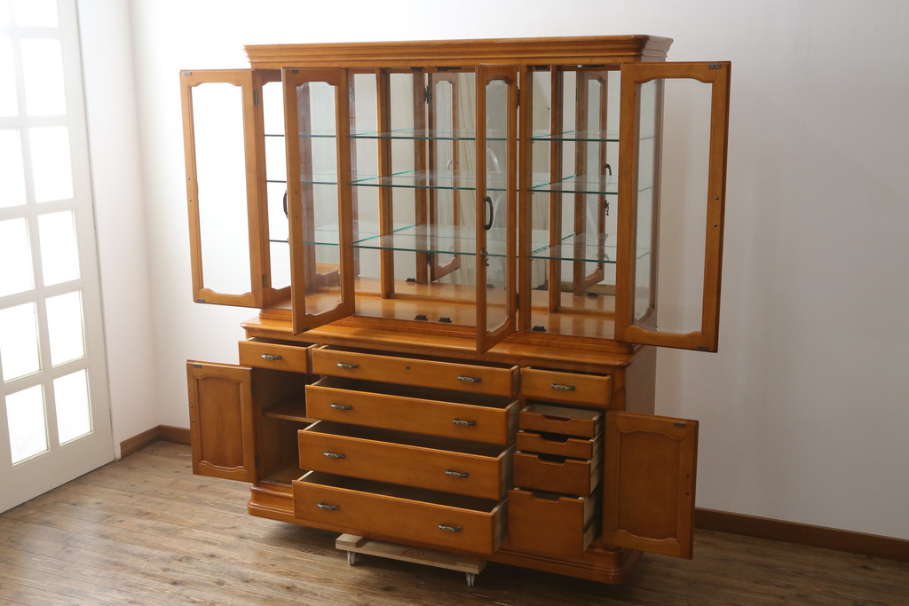 中古　美品!!　横浜クラシック家具　ダニエル(Daniel)　エトランジェ(Etranger)　E-207サイドボード　E-112横長整理箪笥　上品な佇まいの三面ガラスキャビネット(キュリオケース、ショーケース、ディスプレイケース、コレクションケース、食器棚、カップボード、飾り棚、戸棚、収納棚)(定価約185万円)(R-079782)