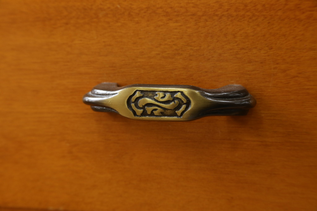 中古　美品!!　横浜クラシック家具　ダニエル(Daniel)　エトランジェ(Etranger)　E-207サイドボード　E-112横長整理箪笥　上品な佇まいの三面ガラスキャビネット(キュリオケース、ショーケース、ディスプレイケース、コレクションケース、食器棚、カップボード、飾り棚、戸棚、収納棚)(定価約185万円)(R-079782)