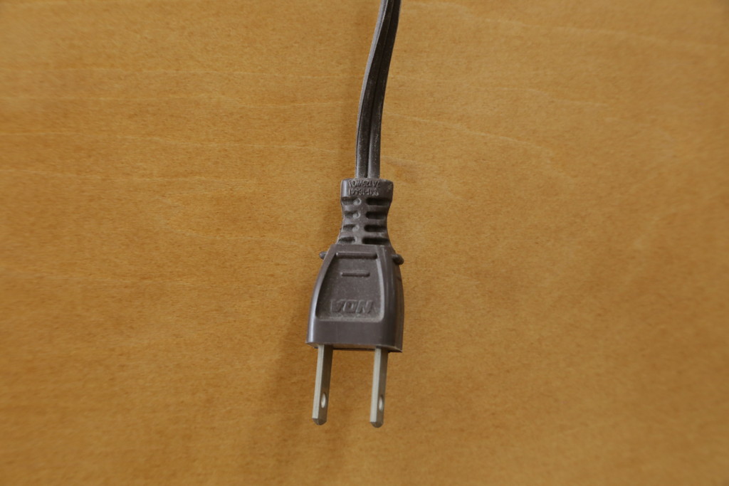 中古　美品!!　横浜クラシック家具　ダニエル(Daniel)　エトランジェ(Etranger)　E-207サイドボード　E-112横長整理箪笥　上品な佇まいの三面ガラスキャビネット(キュリオケース、ショーケース、ディスプレイケース、コレクションケース、食器棚、カップボード、飾り棚、戸棚、収納棚)(定価約185万円)(R-079782)
