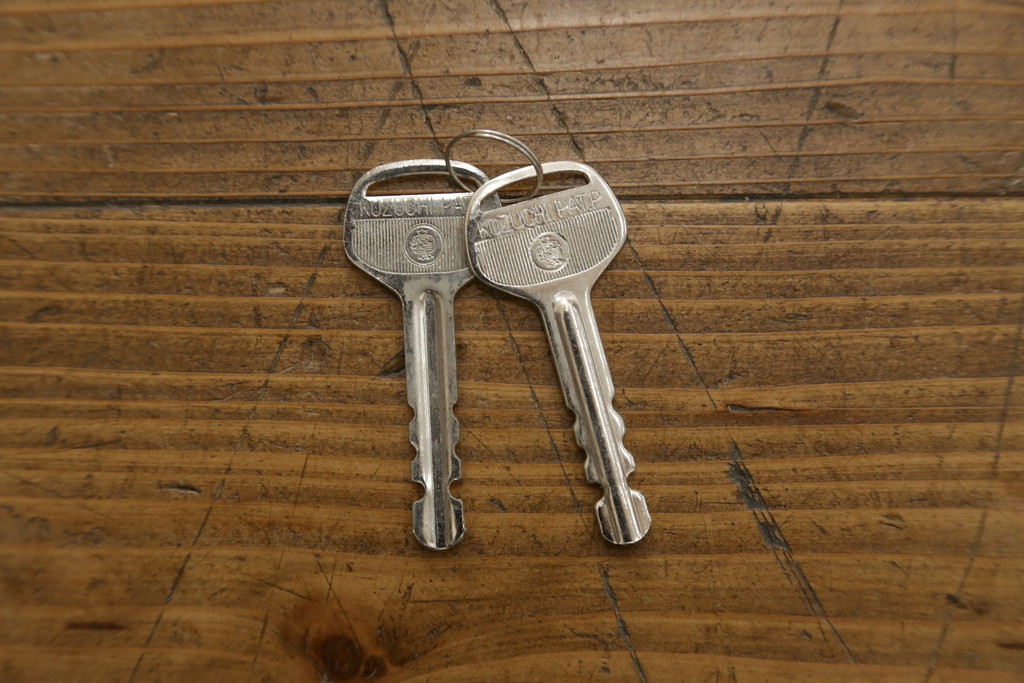 中古　美品!!　横浜クラシック家具　ダニエル(Daniel)　エトランジェ(Etranger)　E-207サイドボード　E-112横長整理箪笥　上品な佇まいの三面ガラスキャビネット(キュリオケース、ショーケース、ディスプレイケース、コレクションケース、食器棚、カップボード、飾り棚、戸棚、収納棚)(定価約185万円)(R-079782)