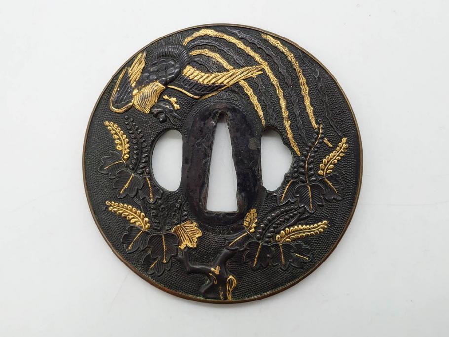 時代武具　赤銅?　鐔　丸形　桐鳳凰図　魚子地　華やかな佇まいの大鍔(金彩、七子地、彫刻、刀装具、ケース付き)(R-079845)